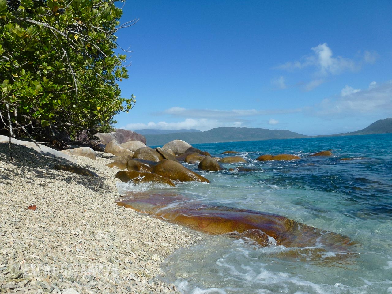 Just 45 minutes from Cairns you find the crystal clear waters of Fitzroy Island. The coral rubble beaches lead you to perfect snorkelling right from the beach. 